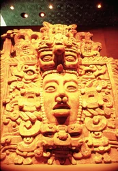 Detail von einer Tempelwand mit dem Kopf eines Sonnengottes